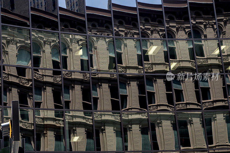 20世纪末办公楼的窗户反射出20世纪初的办公楼