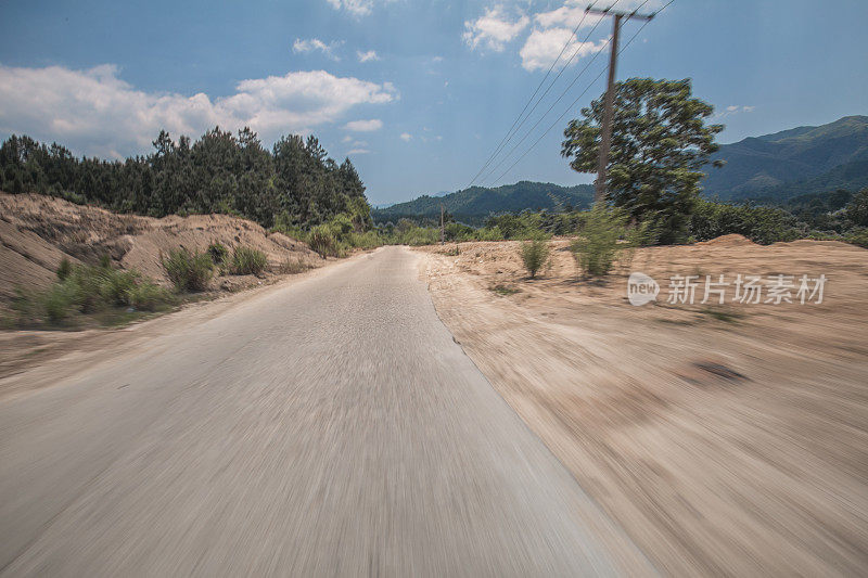 阳光灿烂的日子里的混凝土乡村公路