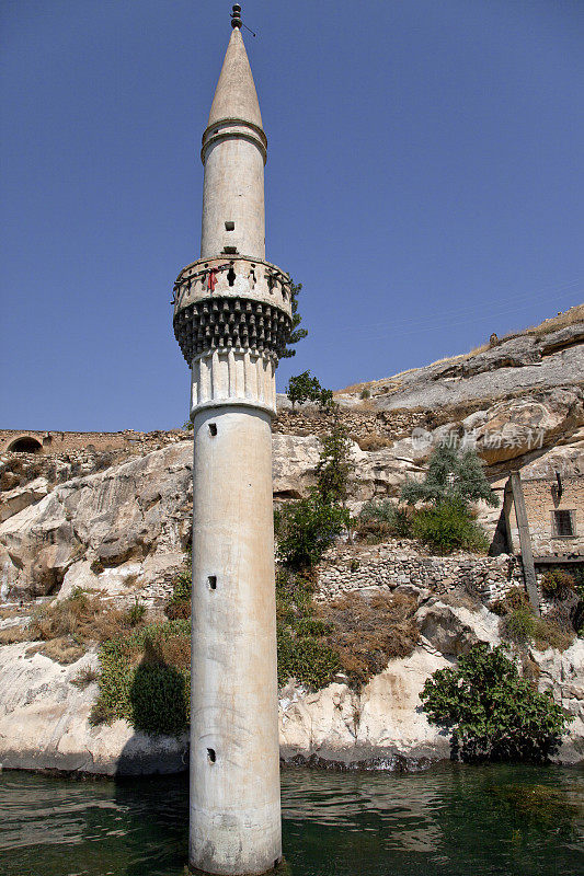 土耳其乌尔法BirecikDam的Halfeti尖塔淹没在水下