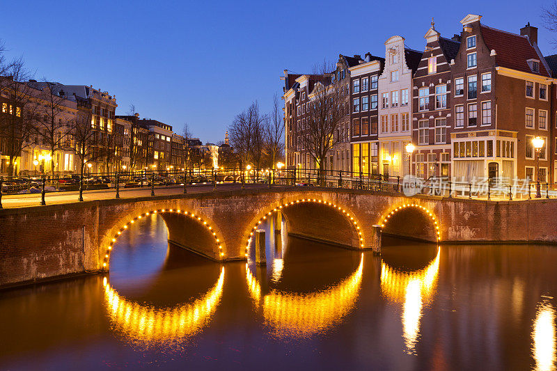 阿姆斯特丹夜间运河上的桥梁