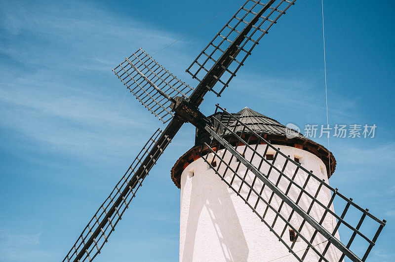 蓝天下的西班牙风车——西班牙的拉曼查