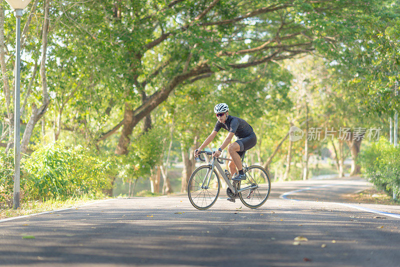 骑自行车的年轻人早上在公园里骑山地车