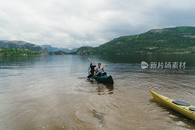 一对夫妇在挪威的湖上划独木舟