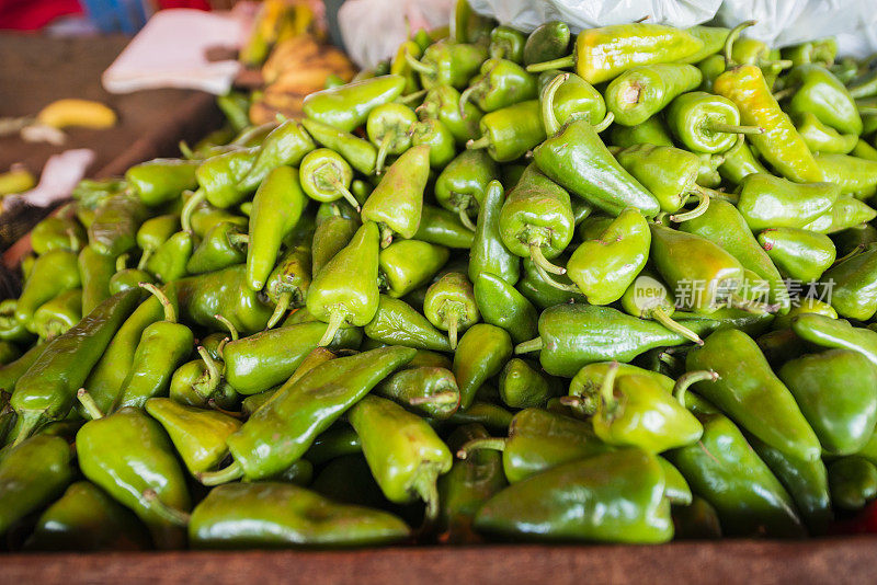 古巴哈瓦那当地出售的新鲜青椒