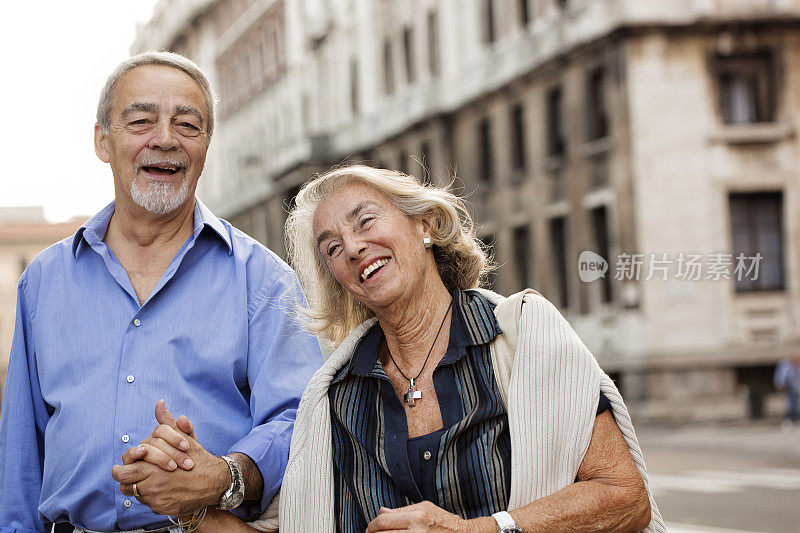 一对老年夫妇在欧洲观光旅游