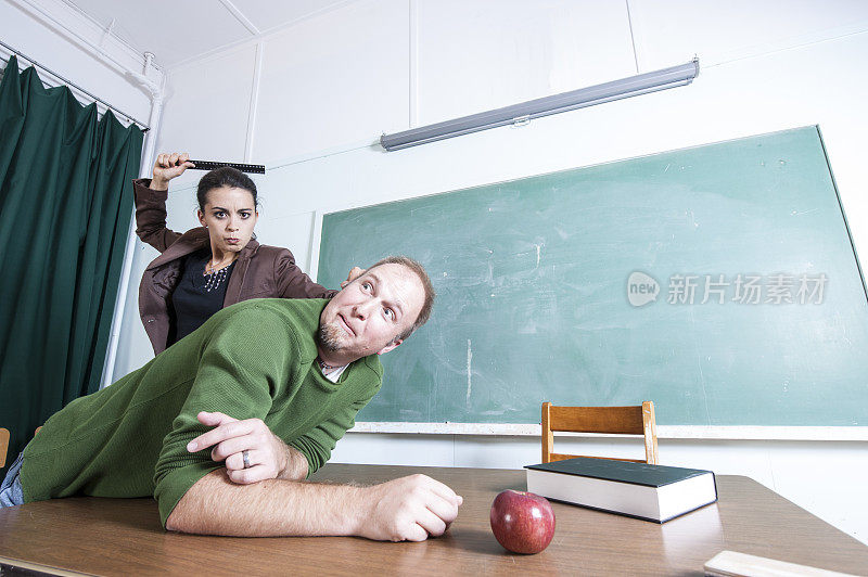 成人教育课上的乐趣和殴打。