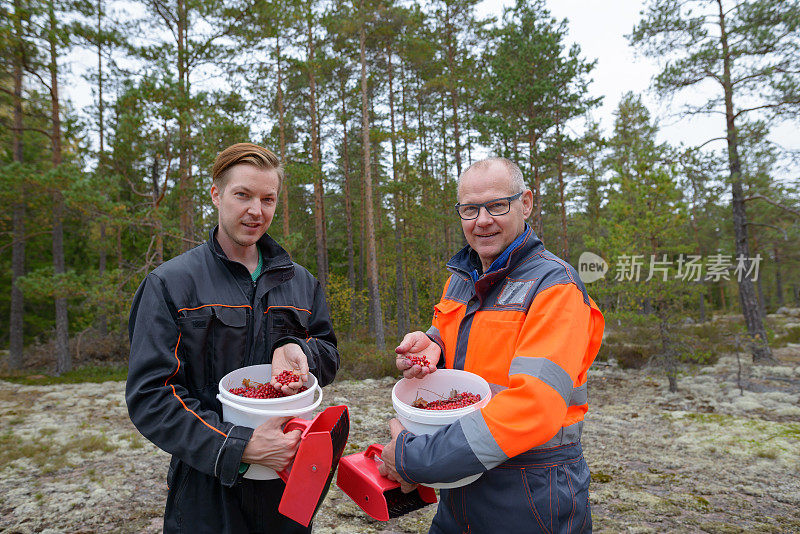一个成熟的男人和一个年轻的男人一起在森林里工作