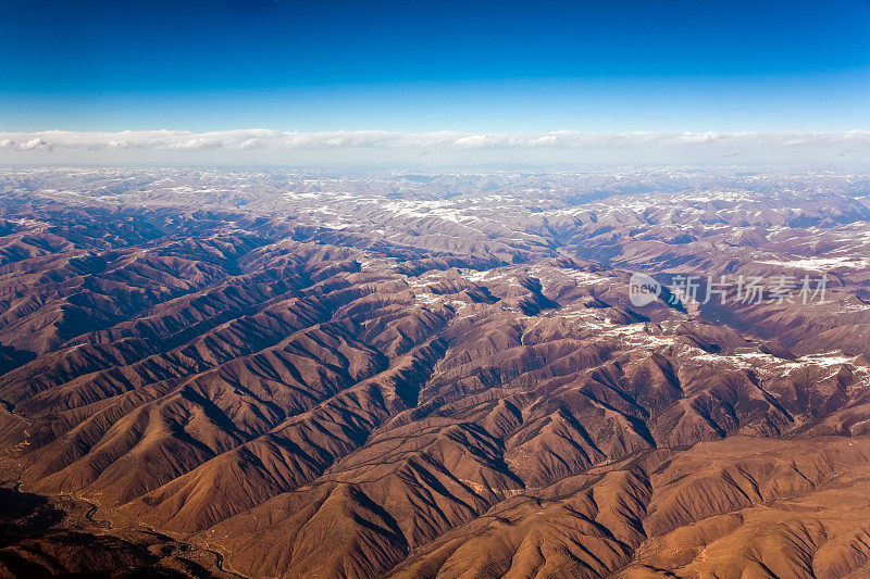 从飞机上看美丽的景色，喜马拉雅山在中国西藏一侧的雪景