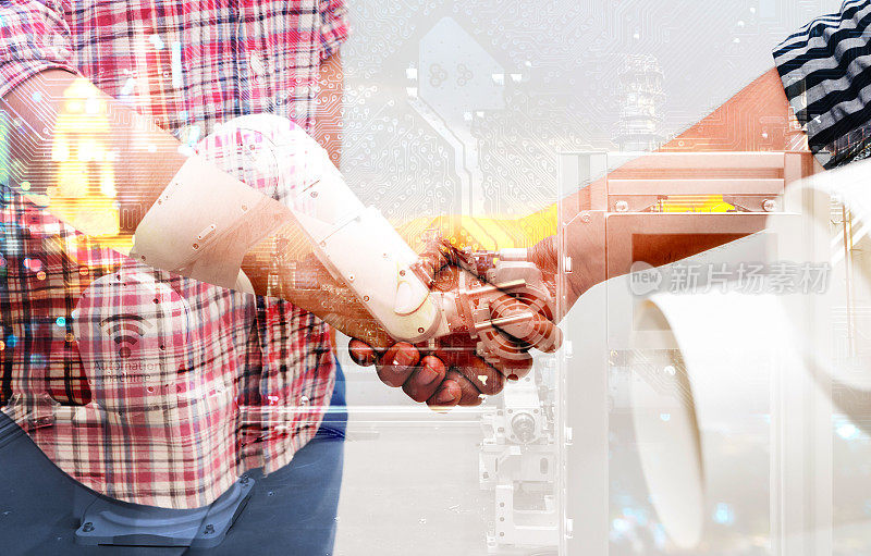 工业4.0物联网概念。双曝光两工程师男人握手，自动化无线机器人机械臂和智能工厂电路板背景。