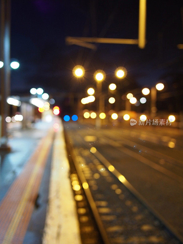 2016年，墨尔本，在夜晚使用月台和灯光的铁路轨道