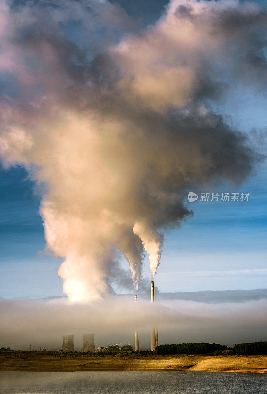 在雾天，燃煤发电站向空气中排放烟雾和污染物