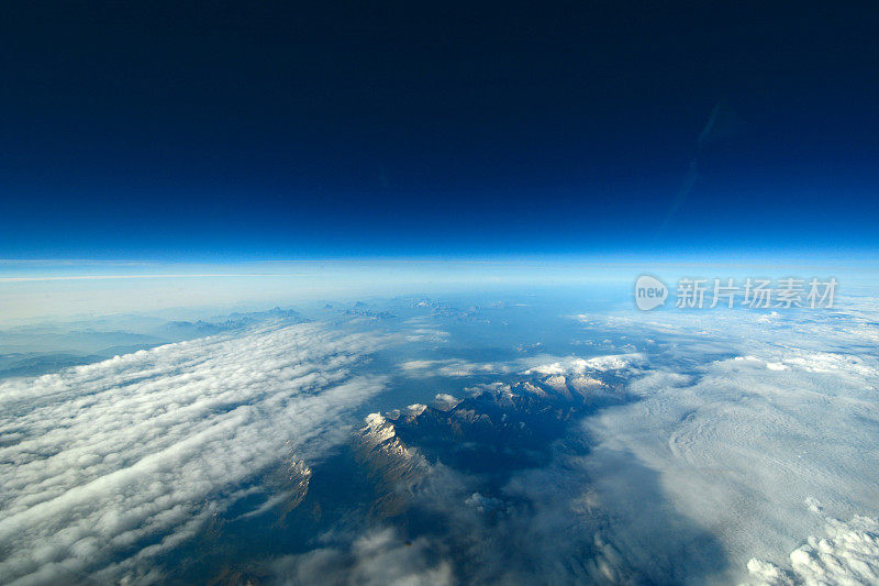 罕见的地球和云层鸟瞰图。