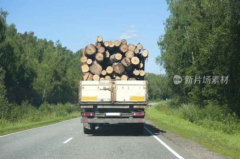 运送木材。
