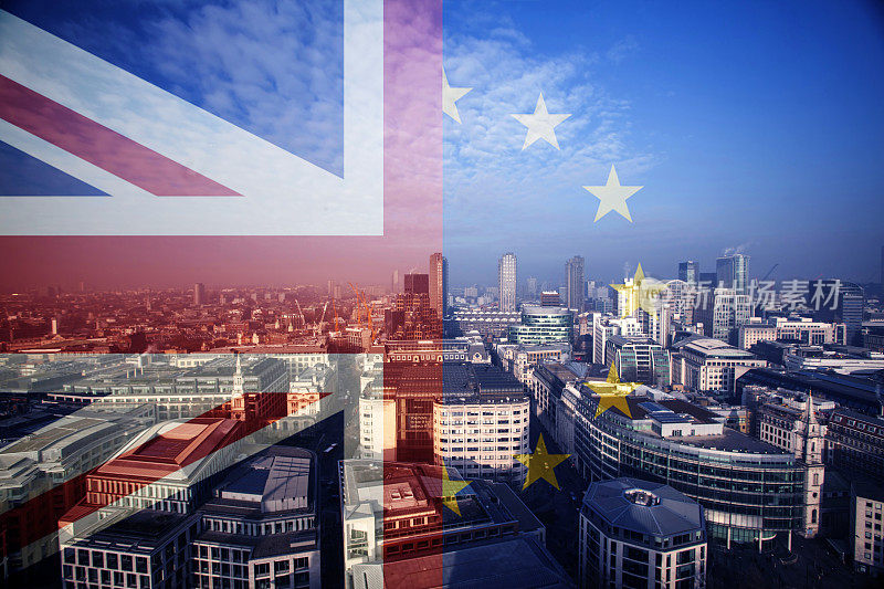 英国国旗、欧盟旗帜和金融大厦