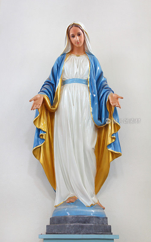 罗马天主教堂里神圣女性的雕像