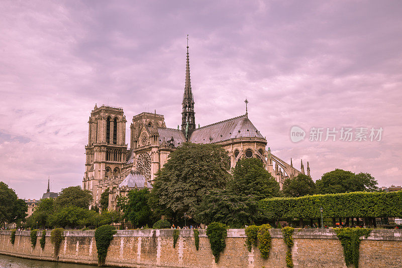 从塞纳河对岸的巴黎圣母院大教堂