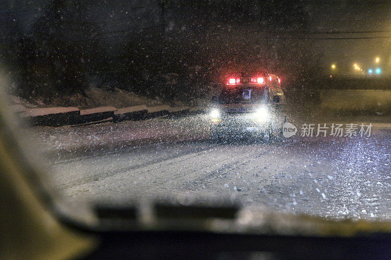 冬夜暴风雪即将来临紧急服务救护车