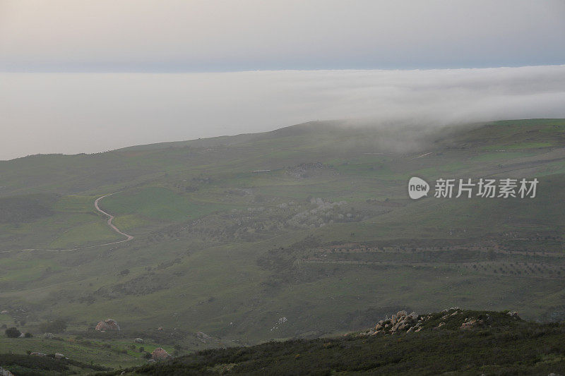 山起雾，海远