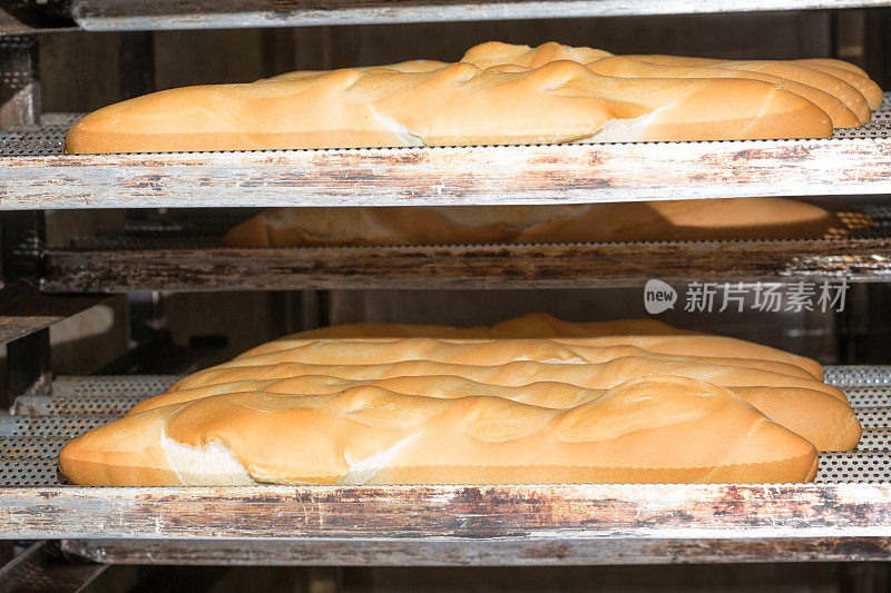 不同种类的面包冷却