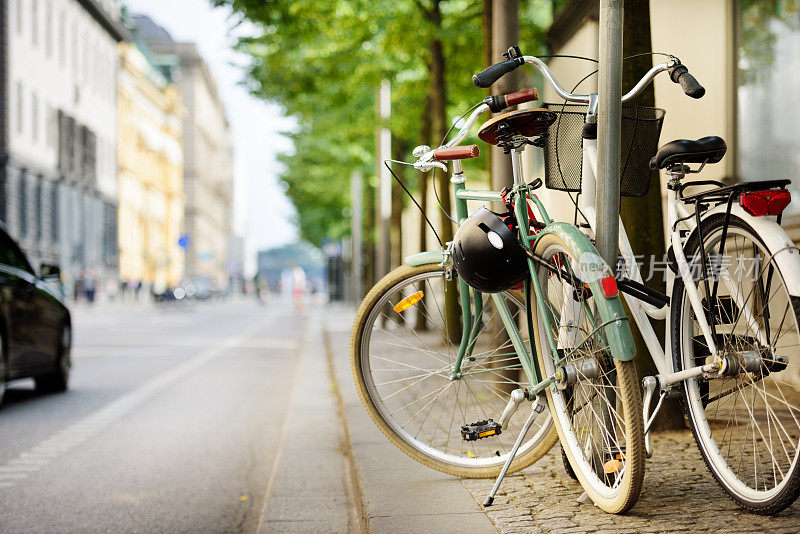 在城市的人行道上停放自行车