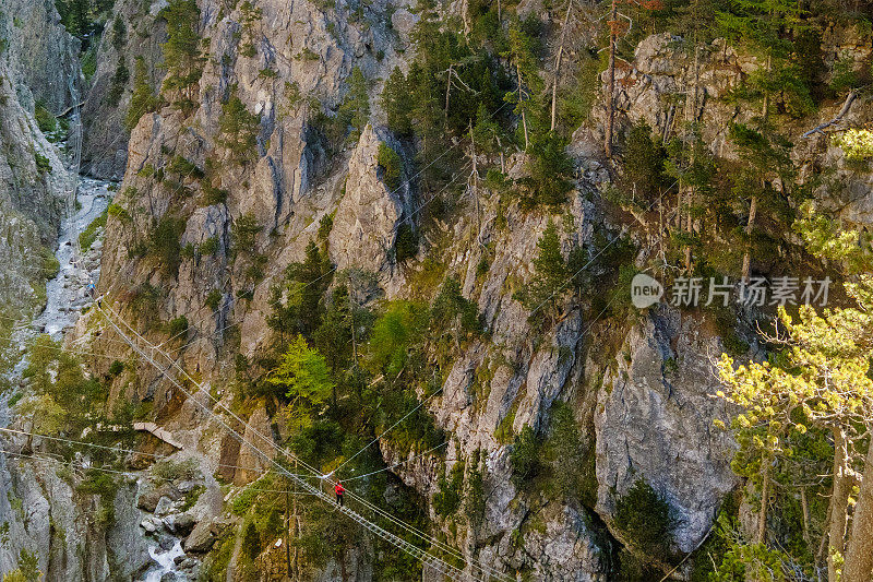 悬索桥蜿蜒穿过皮科拉朵拉河上的圣格瓦西奥峡谷。法尔迪苏萨，皮埃蒙特，意大利北部