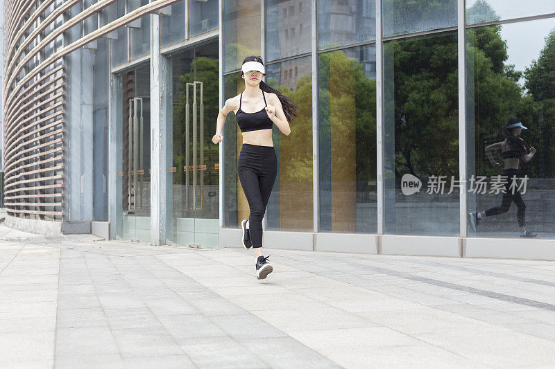 女人在城市里奔跑