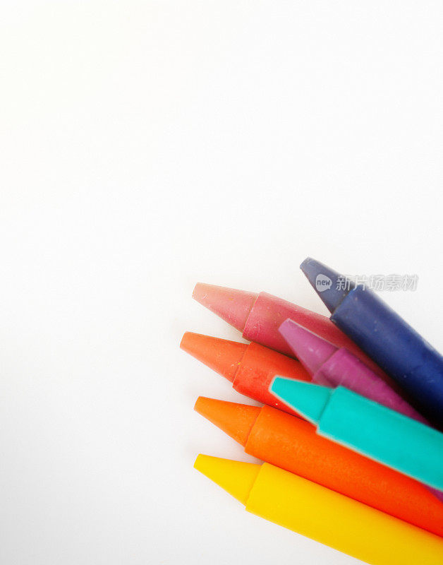 一堆彩色蜡笔