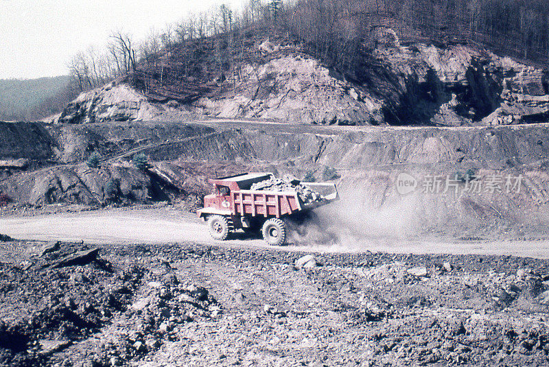 1975年，肯塔基州露天煤矿的自卸卡车