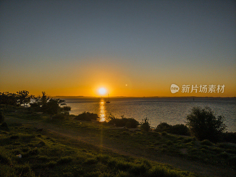 金色的夕阳在水中，船和边缘