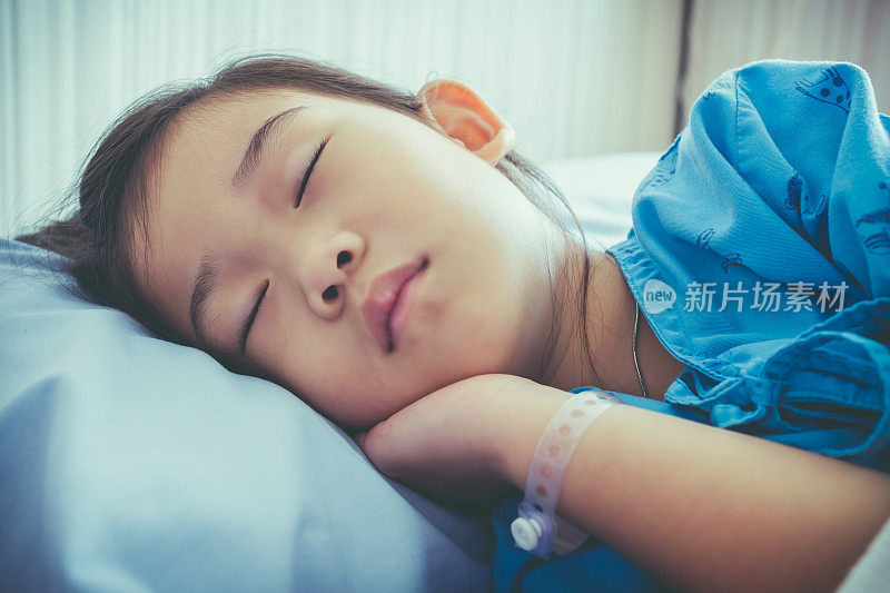 一个亚洲小孩住院了卫生保健的故事。复古的基调。