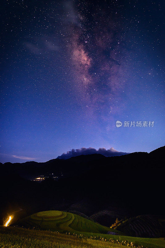 越南木仓寨梯田上的银河景观。满天星星的夜空。长时间曝光照片。