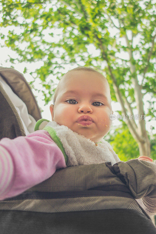 在公园吃完午饭后给女婴拍照