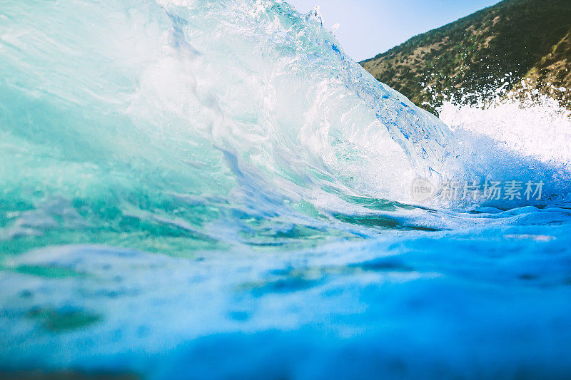 海浪在海洋和海岸。清澈的波浪和阳光
