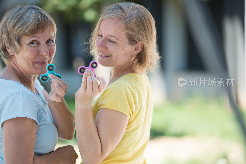 两个手里拿着纺锤的成熟女人