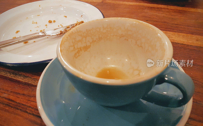 空了咖啡杯，吃完了蛋糕