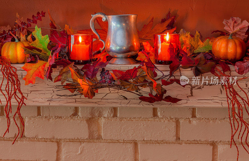 舒适的壁炉台，配有秋季装饰和蜡烛(P)
