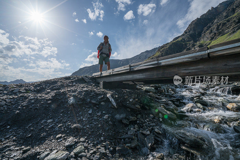 徒步旅行者在桥上过河