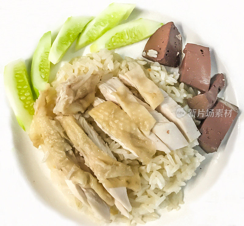 (海南鸡饭，蒸鸡和白米饭)，成分:鸡饭是用油或椰子酱煮熟的米饭，鸡是鸡肉。