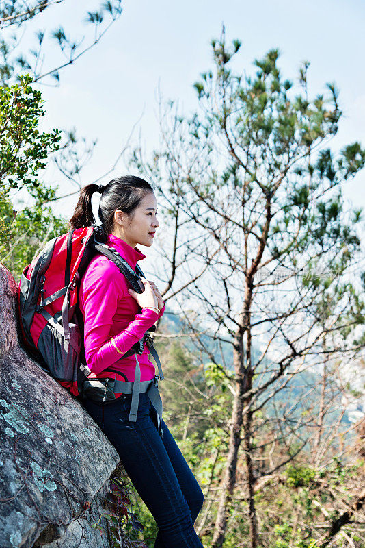 女背包客在山顶休息