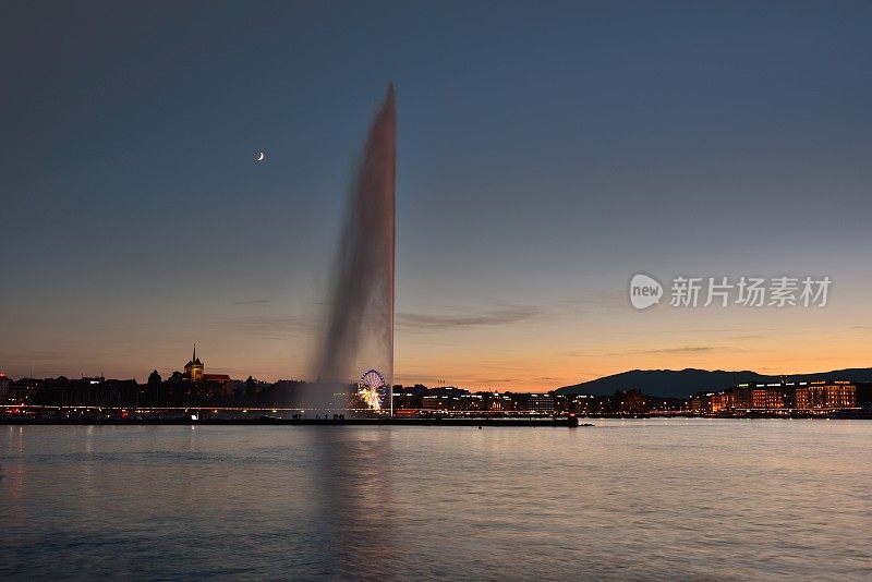 夕阳和月光下的日内瓦湖大喷泉