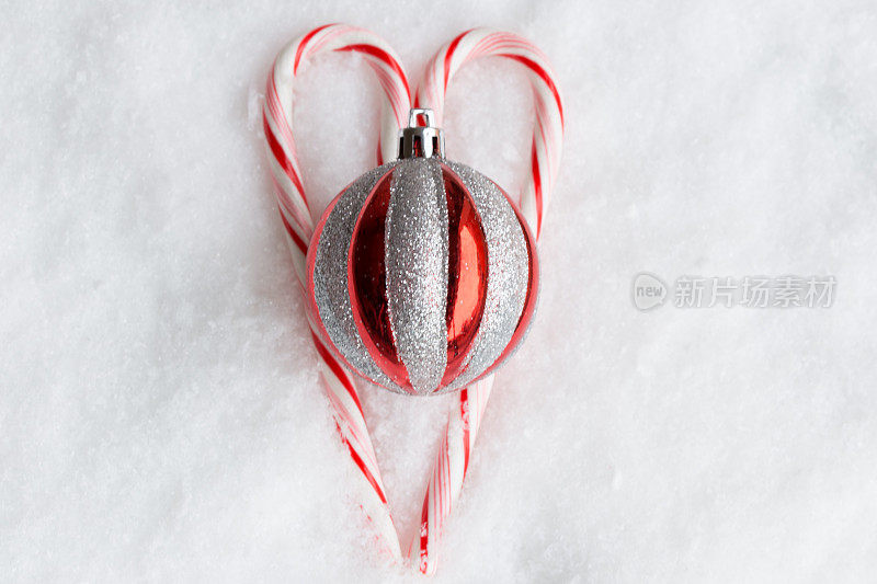 红色的圣诞装饰糖果手杖