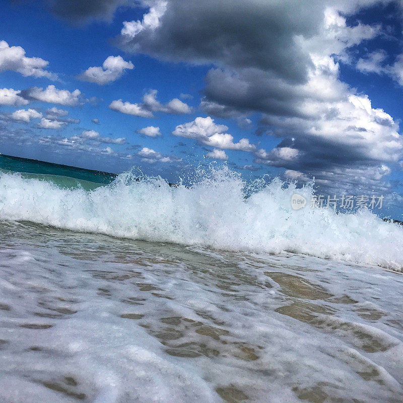 大西洋的海浪，就像在天堂岛，巴哈马看到的。