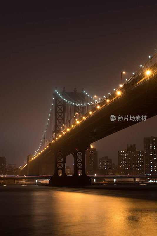 曼哈顿大桥雾蒙蒙的夜晚