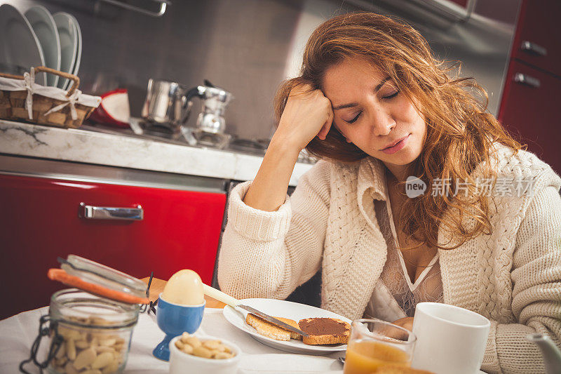 年轻女子独自在家吃早餐