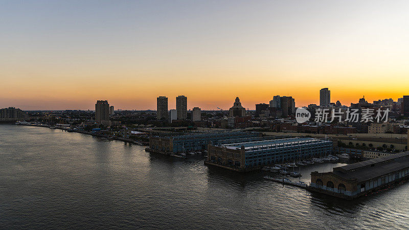 夕阳下特拉华河上的老码头，费城