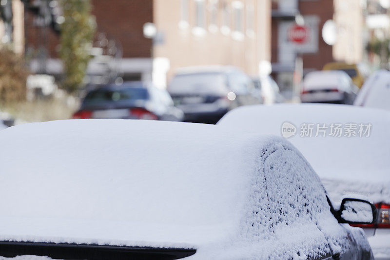 蒙特利尔的街道，汽车被雪覆盖