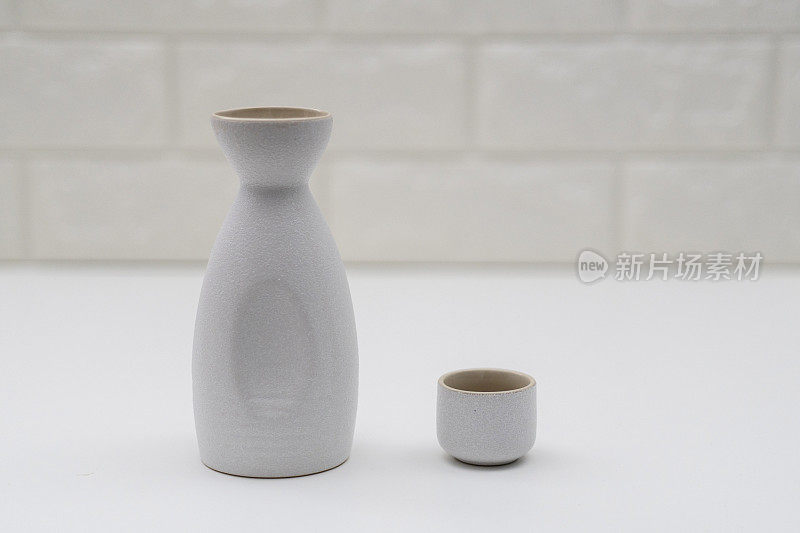 陶瓷清酒瓶杯，白色背景