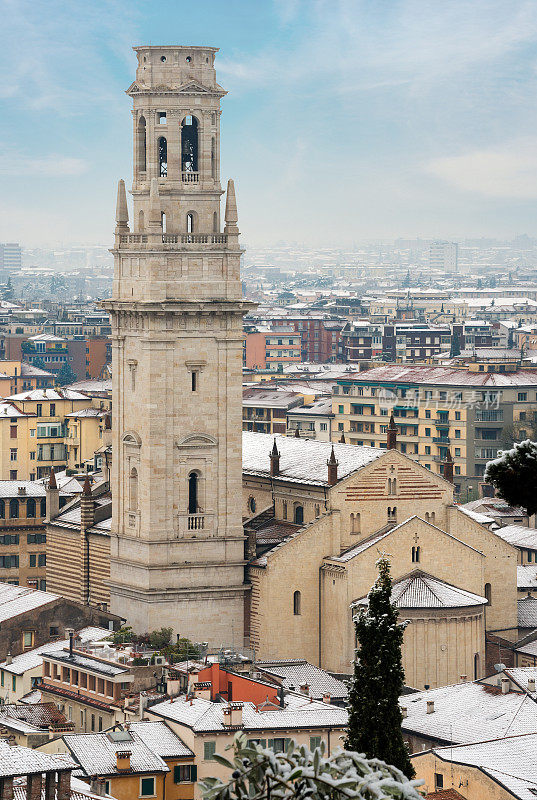 有雪的维罗纳大教堂-意大利