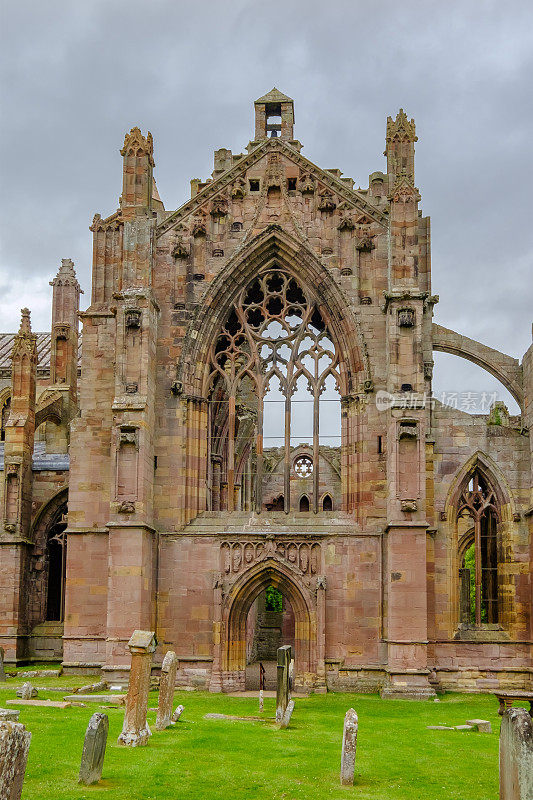 梅尔罗斯修道院是西多会于1136年在苏格兰边境建立的一座部分毁坏的修道院。该修道院以其许多雕刻的装饰细节而闻名，是值得一游的修道院之一。苏格兰