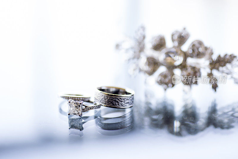 钻石结婚戒指和头饰